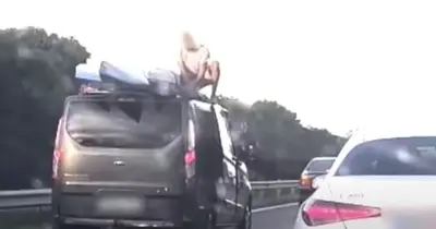 Különös látvány az M3-as autópályán: utas mászott ki a kisbusz tetejére