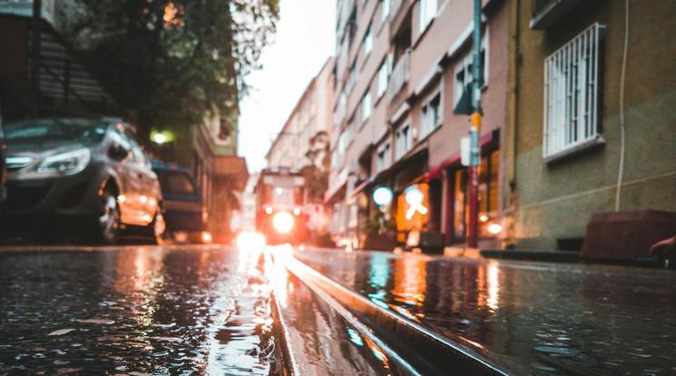 Váratlan vihar Pécsen: villámárvíz árasztotta el a belvárost