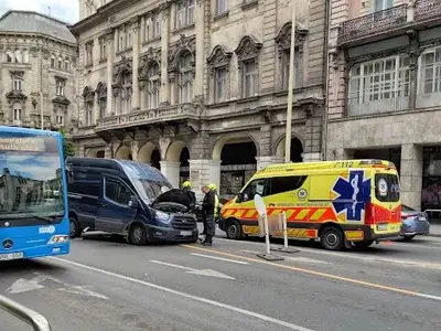 Több baleset lassítja a budapesti belvárosi forgalmat