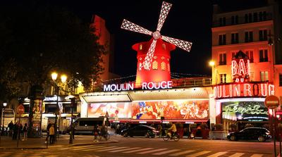 A Moulin Rouge új szélmalom-lapátokkal ragyog ismét