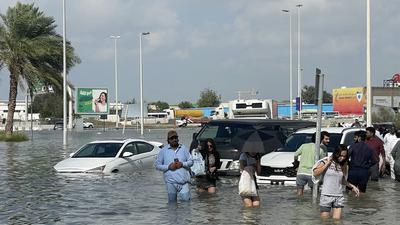 Rekordmennyiségű eső árasztotta el Dubaj utcáit
