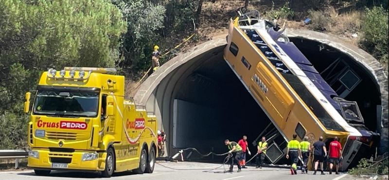 Súlyos buszbaleset történt Spanyolországban egy alagút bejáratánál