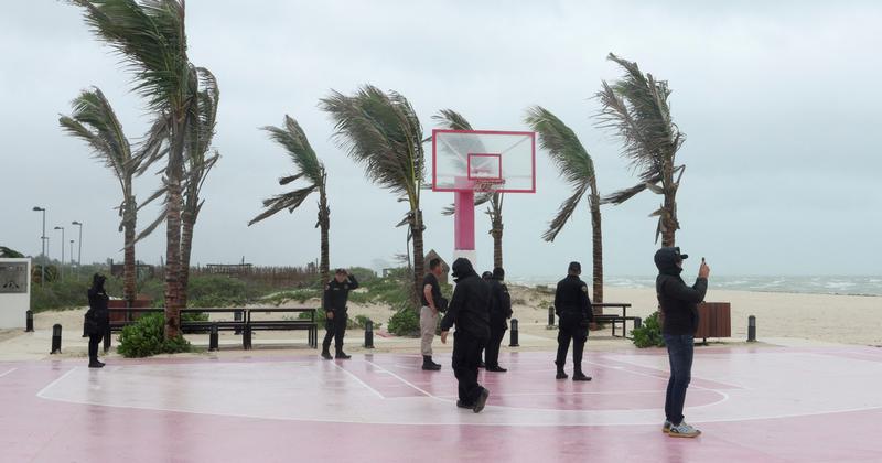 Beryl hurrikán Texas felé tart, riadó a partvidéken