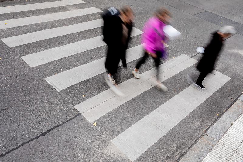 Álgyalogosok figyelik a zebráknál a szabálytalan autósokat