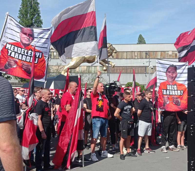 Szurkolók tüntettek a Honvéd tulajdonosai ellen a Bozsik-stadionnál