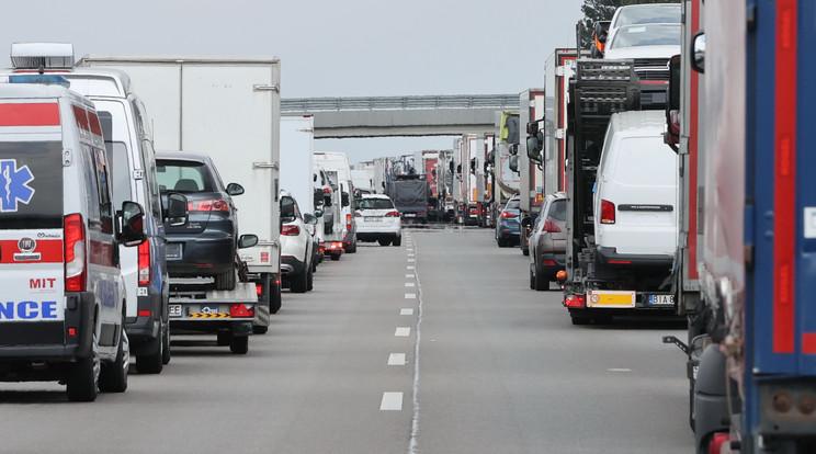 Több baleset zavarja a közlekedést Magyarország útjain