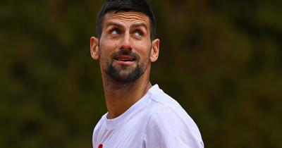 Djokovic humorral válaszol: bukósisakban írt alá Rómában