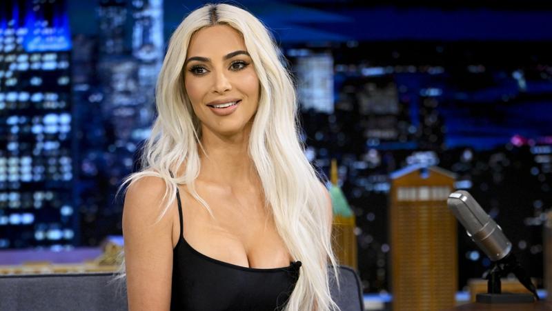 Kim Kardashian súlyos ujj-sérülése és új lazacspermás arckezelése