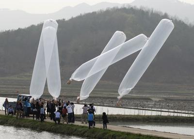Aktivisták pendrive-okkal teli léggömböket küldtek Észak-Korea felé