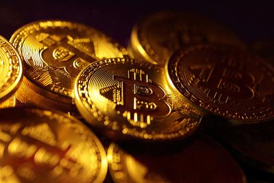 A bitcoin árfolyamának esése és a tőzsdei rekordok ellentéte