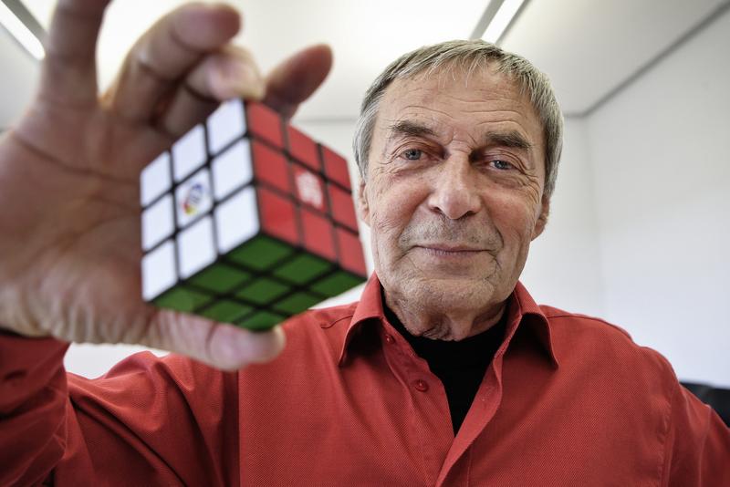 Rubik Ernő magyarázatot ad a Rubik-kocka 'kirakhatatlanságára'