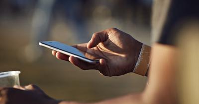 Az okostelefon használatának sötét oldala: fizikai deformitások veszélye