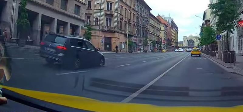 Passat suhan csupasz felnivel Budapest Rákóczi útján