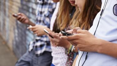 Új szabályok a magyar iskolákban: mobilok és okosórák tiltása