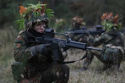 Németország megfontolja a kötelező katonai szolgálat visszaállítását
