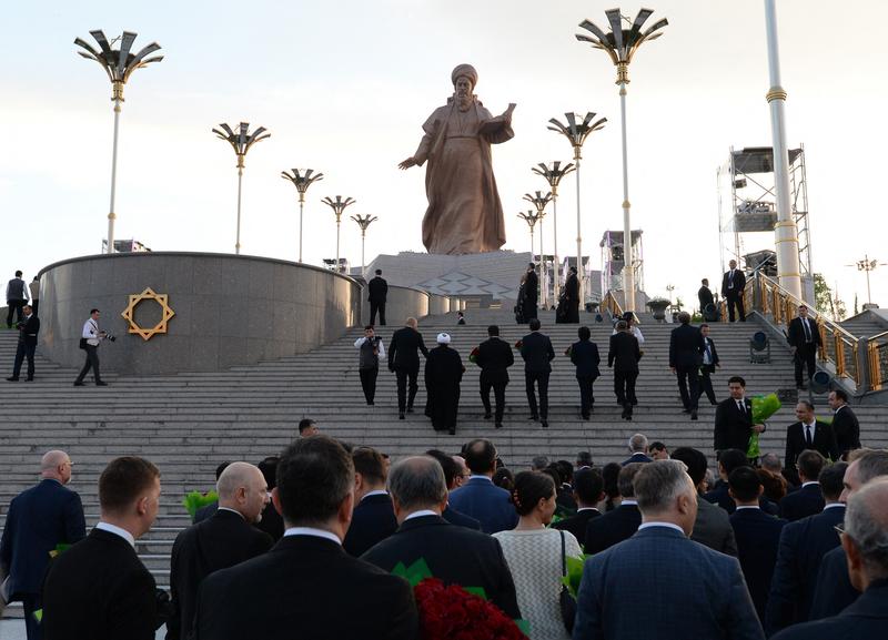 Türkmenisztánban állították fel a világ 12. legmagasabb szobrát