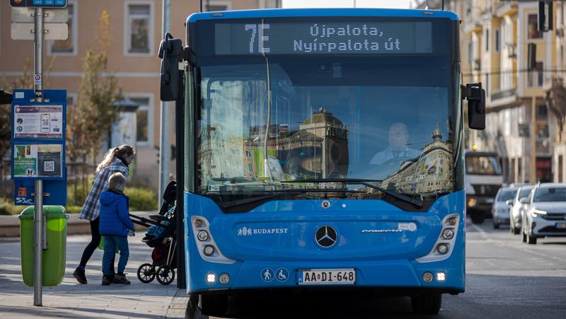 A buszsofőrök hiánya csökken: javuló közlekedési kilátások Budapesten