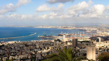 Az izraeli haditengerészet erősít: új partraszálló hajót avattak