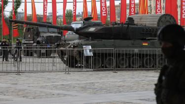 NATO-páncélosok a moszkvai kiállításon: zsákmányolt harcjárművek bemutatása