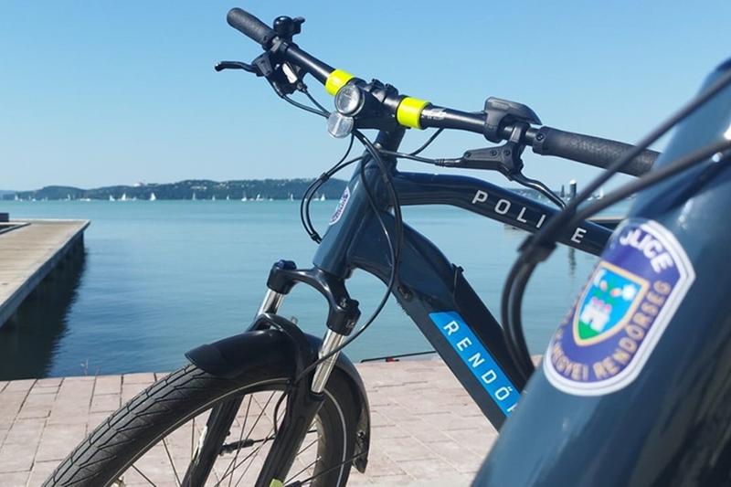 Rendőrök kerékpáron biztosítják a nyugalmat a Balatonnál