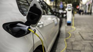 A magyarok tévhitei az elektromos autózásról és a valós hatékonyság