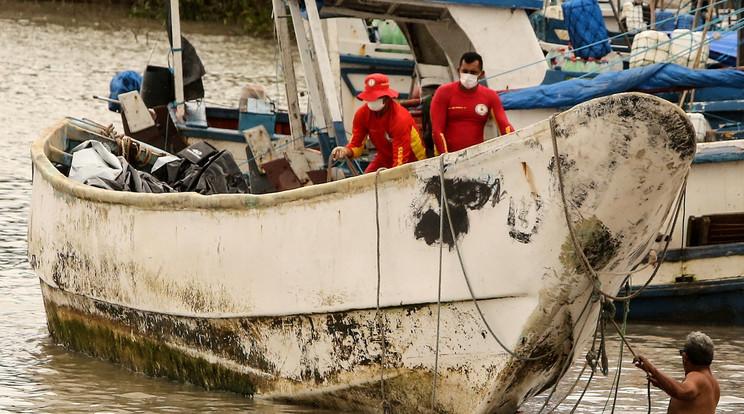 Tragédia Brazília partjainál: holttestekkel teli csónakot sodort partra a tenger