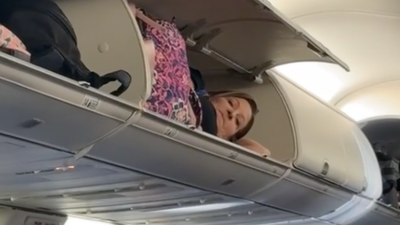 Nő aludt a Southwest Airlines repülőgépének poggyásztartójában