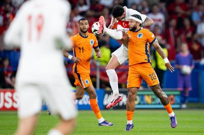 Hollandia drámai játékkal az Európa-bajnokság elődöntőjében