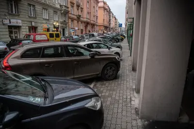 Újlipótváros parkolási gondjai: járdákat foglalnak el a szabálytalanul parkoló autók