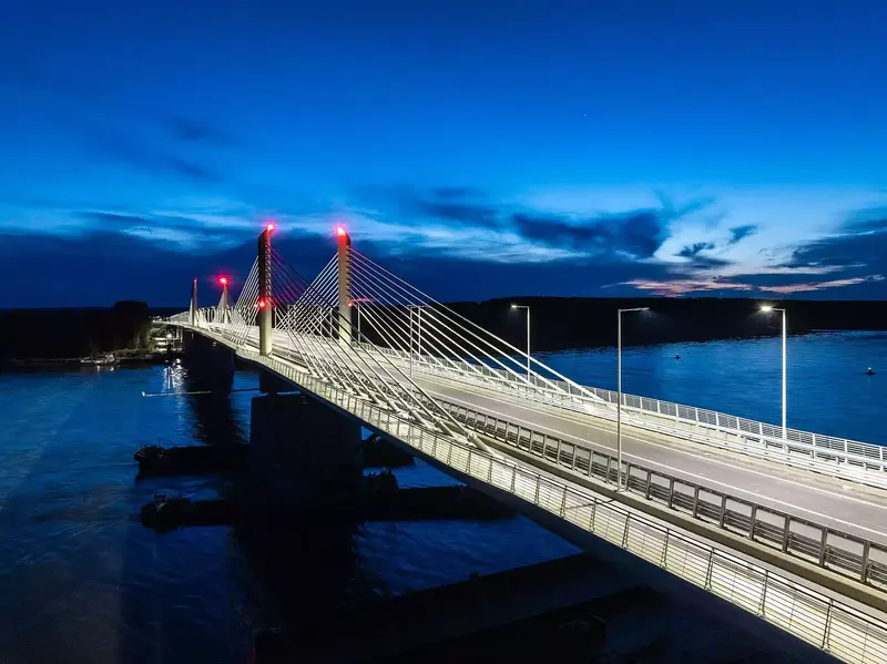 A Tomori Pál-híd: nem csak hasznos, de gyönyörű is az esti fényekben