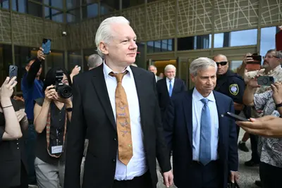 Julian Assange vádalku után szabadlábon távozott a bíróságról