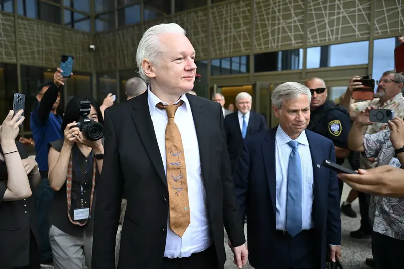 Julian Assange vádalku után szabadlábon távozott a bíróságról
