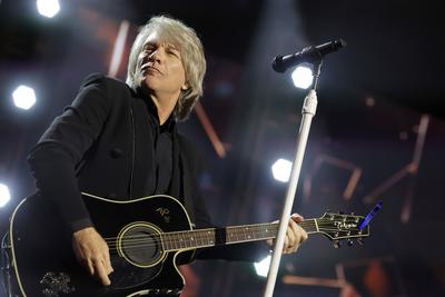 Jon Bon Jovi: Éneklés műanyag implantátummal a torokban