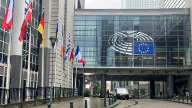 Razzia az Európai Parlamentnél és új közlekedési szabályok az EU-ban
