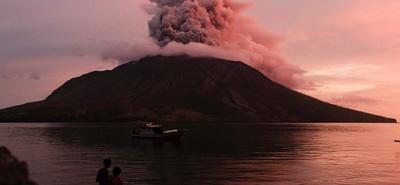 Több mint 2100 embert evakuáltak egy indonéziai vulkánkitörés miatt