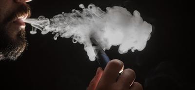 Tinédzserek e-cigarettázása: veszélyes nehézfémek a vizeletükben