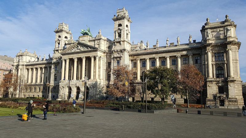 Második világháborús gránátot találtak a budapesti Igazságügyi Palotában