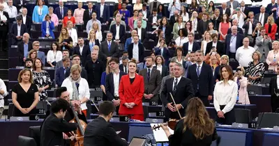 Fidesz képviselők ülve maradtak az EU himnuszánál az EP-ben