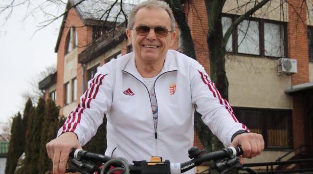 80 éves kerékpáros hőstett: Laci bácsi Párizs felé pedáloz