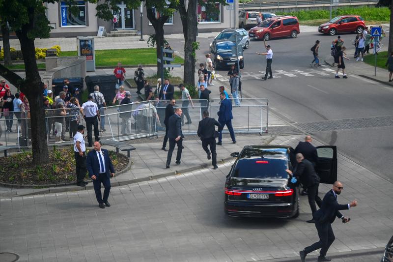 Súlyos állapotban a szlovák miniszterelnök, Robert Fico a merénylet után