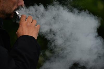 Brit tudósok összefognának az eldobható e-cigaretták ellen