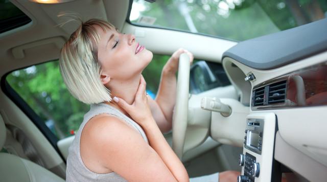 Biztonságos nyári autózás: hasznos tippek a forró napokra