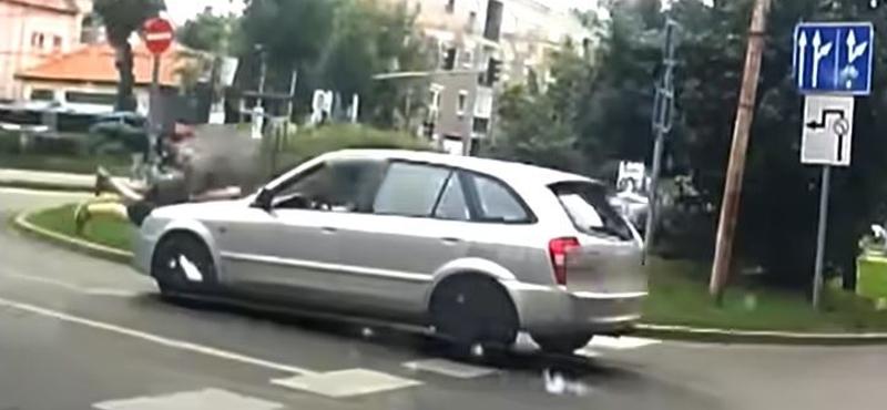Furcsa közúti incidens Zuglóban: autós motorháztetőn szállította vitapartnerét
