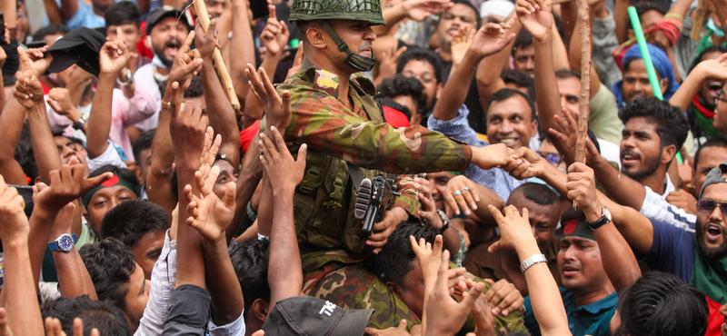 Bangladesi hadsereg vezetője tárgyal a diáktüntetőkkel a politikai válságban