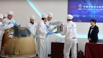 Kinyitották a Holdról érkezett kínai űrkapszulát Pekingben