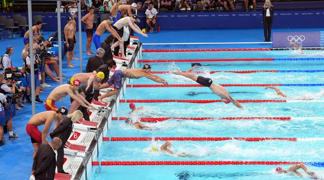 Maszkban az úszók a párizsi olimpián a koronavírus terjedése miatt