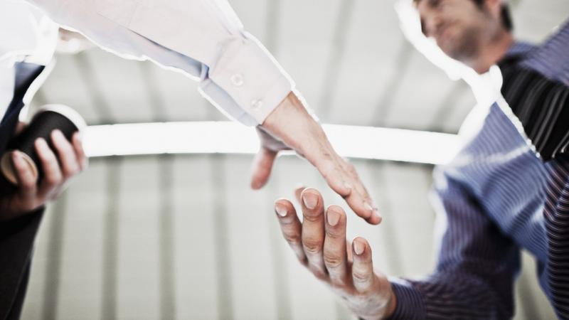 Erős kézfogás, hosszabb élet: új kutatás támasztja alá az összefüggést
