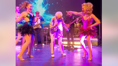 87 éves nagymama ragyogó táncával hódított a Tina Turner-show-n