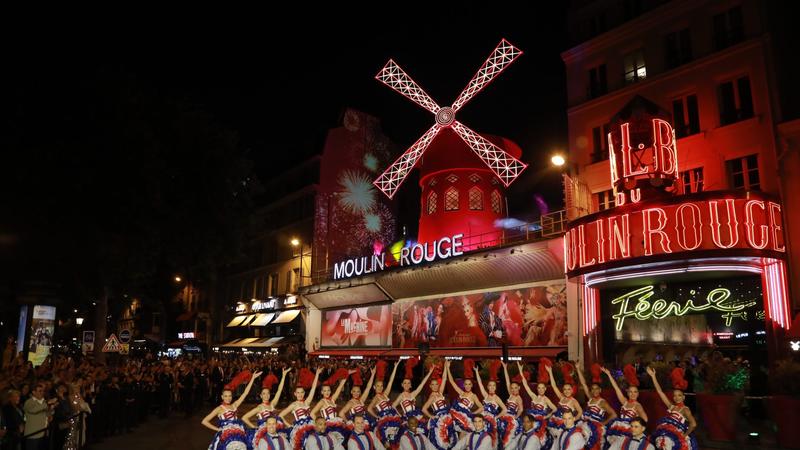 A Moulin Rouge szélmalma új lapátokkal ragyog újra Párizsban