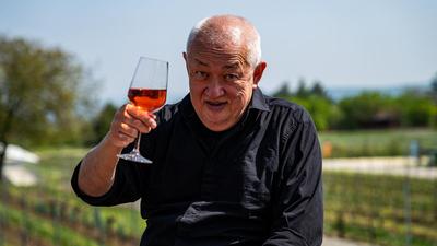 Fedezd fel a bor szó magyar eredetét Tompa Imrevel az etyeki tájakon